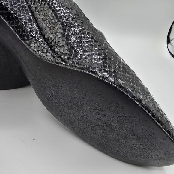 Stuart Weitzman black patent snake print low heel close toe wedges - Picture 9 of 14